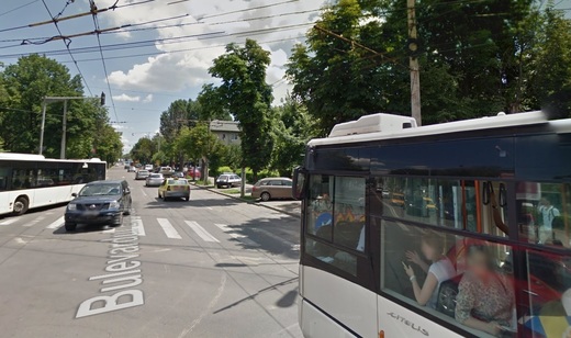Circulația pe Bulevardul Eroilor din Capitală, unde în urmă cu un an s-a surpat drumul, va fi reluată de vineri