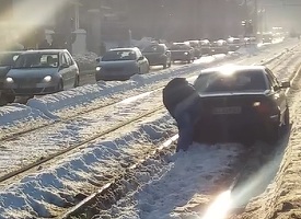 Firea: Toate mașinile care vor bloca transportul în comun sau căile de acces vor fi ridicate cu o platformă