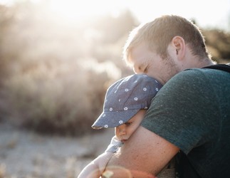 Durata concediului paternal, pregătită să fie dublată. Un efort financiar suplimentar pentru angajator