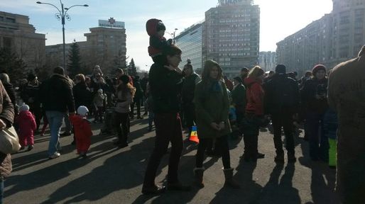 Și copiii au ieșit în stradă! Sute de familii cu pancarte și jucării protestează în Piața Victoriei