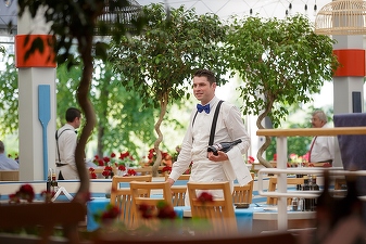 City Grill angajează 400 de persoane pentru posturile de ospătar, bucătar, barman și hostess
