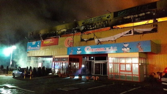 FOTO Un centru comercial din Arad a fost distrus în urma unui incendiu