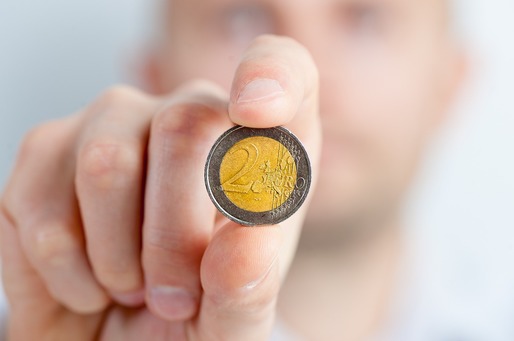 Euro face un pas înapoi sub 4,55 lei, pe fondul unor marcări de profit