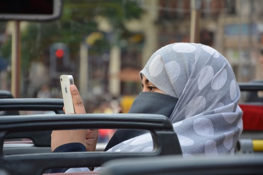 Angajatorii pot interzice purtarea vălului islamic la locul de muncă, stabilește CJUE