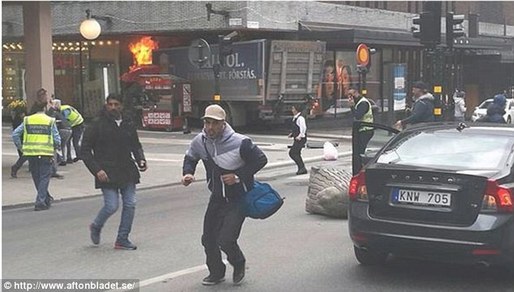 FOTO Mai multe persoane decedate, iar altele rănite, după ce un camion a intrat în pietonii din Stockholm