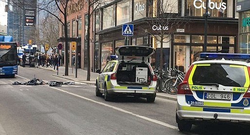 FOTO Mai multe persoane decedate, iar altele rănite, după ce un camion a intrat în pietonii din Stockholm