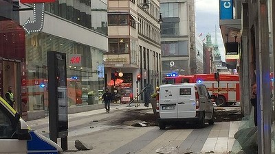FOTO Mai multe persoane decedate, iar altele rănite, după ce un camion a intrat în pietonii din Stockholm
