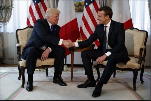 VIDEO Prima strângere de mână între Trump și Macron, o adevărată încleștare