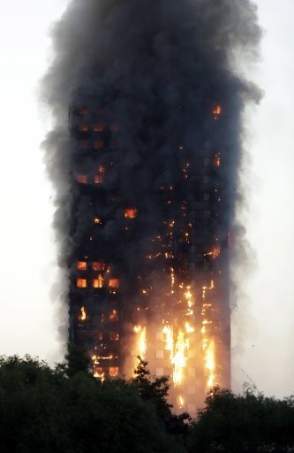VIDEO & FOTO Incendiu într-un bloc turn din Londra. Poliția anunță 6 morți