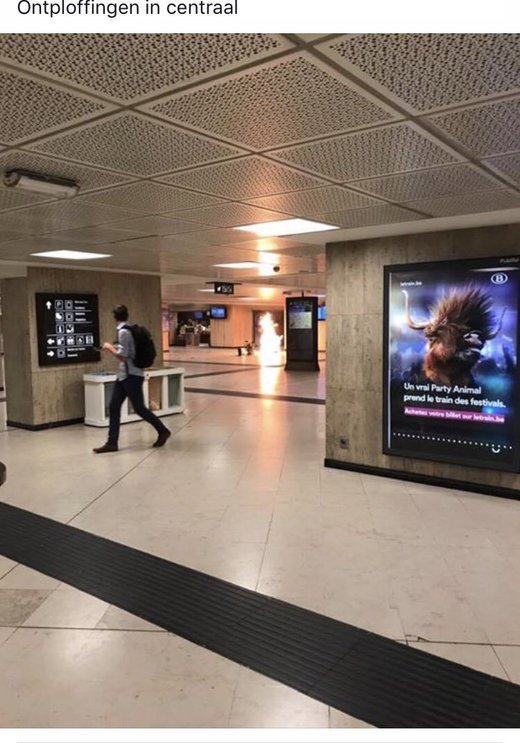 FOTO Explozie la Bruxelles - piața și gara centrală au fost evacuate. O persoană care purta o vestă explozivă a fost ”neutralizată”