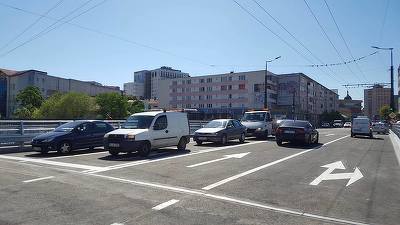 Cluj-Napoca: Boc a inaugurat Podul Traian cerându-le constructorilor să stea sub el în momentul în care a fost traversat de primele mașini