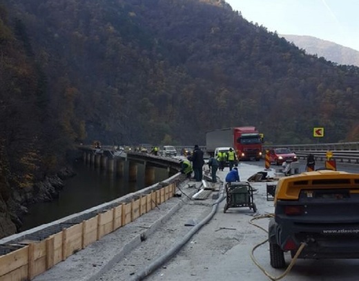 Un mort și trei răniți într-un accident pe DN 7, în județul Vâlcea. Traficul pe Valea Oltului este blocat