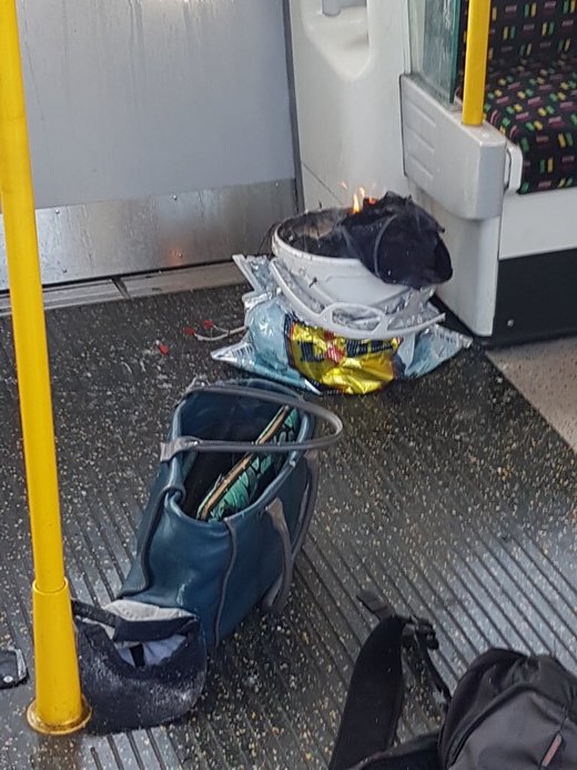 FOTO Explozie într-un vagon de metrou la Parsons Green, în sud-vestul Londrei. Incendiul, anchetat ca ”incident terorist”, anunță Poliția Metropolitană
