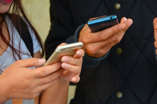 Românii sunt tot mai atașați de telefon și internet. Anul trecut au vorbit și consumat de 15 miliarde de lei