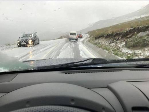 UPDATE Cel puțin patru drumuri turistice importante, afectate de vremea rea. Ninge în România. Trafic îngreunat, viscol și zăpadă de câțiva centimetri