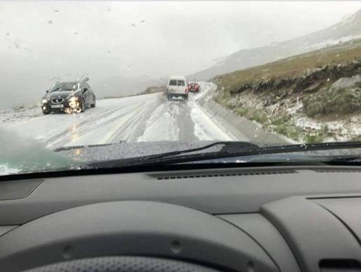 Zăpadă de aproape un metru! Drumarii au aruncat deja 5 tone de sare pe carosabil