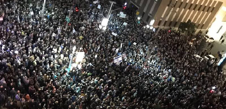 Zeci de mii de israelieni au manifestat la Tel Aviv împotriva lui Netanyahu și a corupției