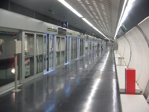 ULTIMA ORĂ Metrorex ia în calcul montarea pe peroane a unor uși portpalier, care permit accesul călătorilor în vagoanele de metrou doar după ce trenul a oprit în stație
