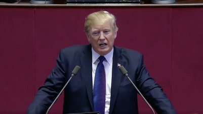 Trump transmite că nu vrea să îl demită pe procurorul special Robert Mueller, care conduce ancheta privind Rusia