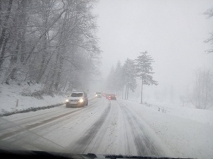 Cod galben de vânt și ninsori pentru zonele de munte din 11 județe