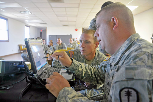 Armata a semnat cu 3 firme pentru a-i livra peste 20.000 de computere și 3.700 de laptopuri. Contractul este unul pe măsură - 64 milioane lei