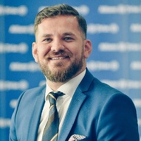 EXCLUSIV  Allianz Țiriac se mută la Asirom. Firma austriecilor de la VIG îl vrea în board și pe șeful de vânzări al companiei germane, al treilea om de bază luat de la Allianz UPDATE Ungur și Zamfirescu neagă informațiile. Precizările lui Virgil Șoncutean