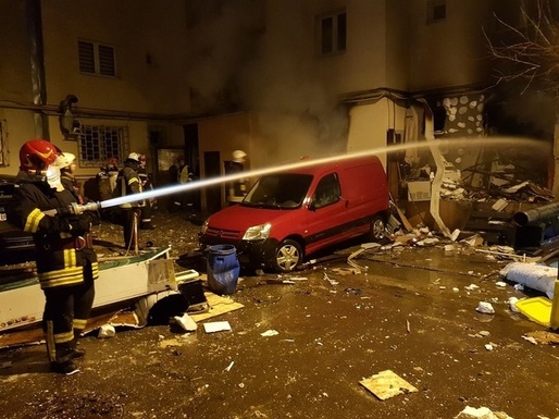 FOTO Explozie urmată de incendiu într-un restaurant situat la parterul unui bloc din Capitală
