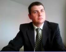 Conducerea Poștei, preluată de directorul adjunct Săcară, absolvent al Facultății de Sport. Se prezintă ca "o persoană cu simț al umorului bine dezvoltat și consumator de filme"