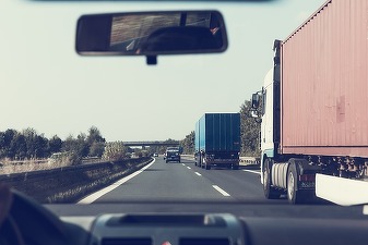 Franța: 13 șoferi români, arestați și condamnați pentru că au furat sute de cauciucuri și motorină
