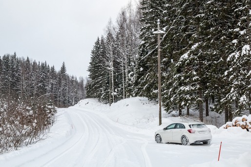 Circulație în condiții de iarnă pe mai multe șosele, în special în nordul țării; meteorologii anunță cer noros și ninsori în următoarele ore
