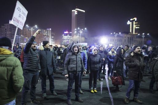 În timpul protestului din Piața Victoriei, jandarmii au dus șase persoane la poliție, care au fost amendate cu 9.100 de lei
