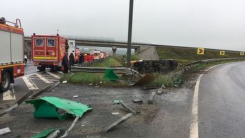 Un autobuz plin cu pasageri s-a răsturnat la ieșirea din Sibiu spre aeroport; 32 de oameni sunt transportați la spital