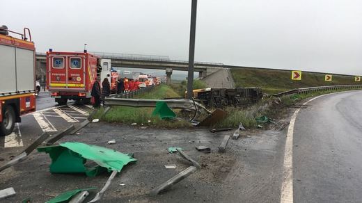 Un autobuz plin cu pasageri s-a răsturnat la ieșirea din Sibiu spre aeroport; 32 de oameni sunt transportați la spital
