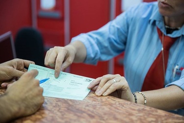 EXCLUSIV Așteptarea a luat sfârșit: Poșta introduce plata cu cardul la ghișeu