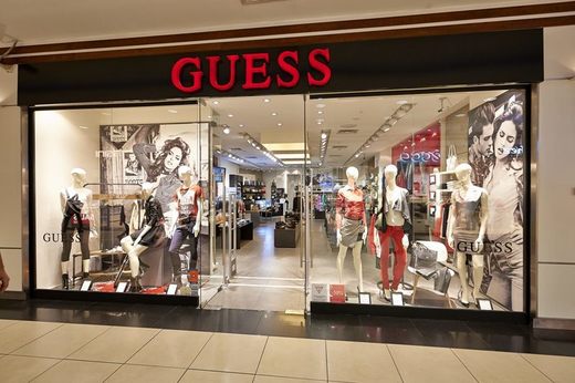 Guess, unul dintre cei mai mari retaileri de modă din lume, intră în România cu o firmă de distribuție proprie. Co-fondatorul Paul Marciano, confruntat cu acuzații de hărțuire
