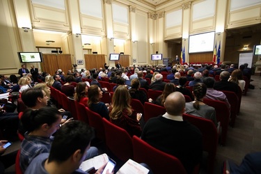 PROFIT Financial.forum - Bancherii se uită spre schimbările pregătite la darea în plată: Încercăm să pictăm lebedele negre. Suntem întrebați de afară dacă ne așteptăm la criză imobiliară. Isărescu anunță un termen rezonabil pentru euro