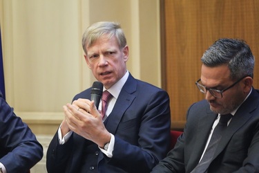 PROFIT financial.forum - Steven van Groningen, Raiffeisen Bank, despre propunerea ca statul să ofere garanții pentru refinanțare: Ar beneficia doar notarii, nu înțeleg ușurința cu care sărim să dăm bani de la buget