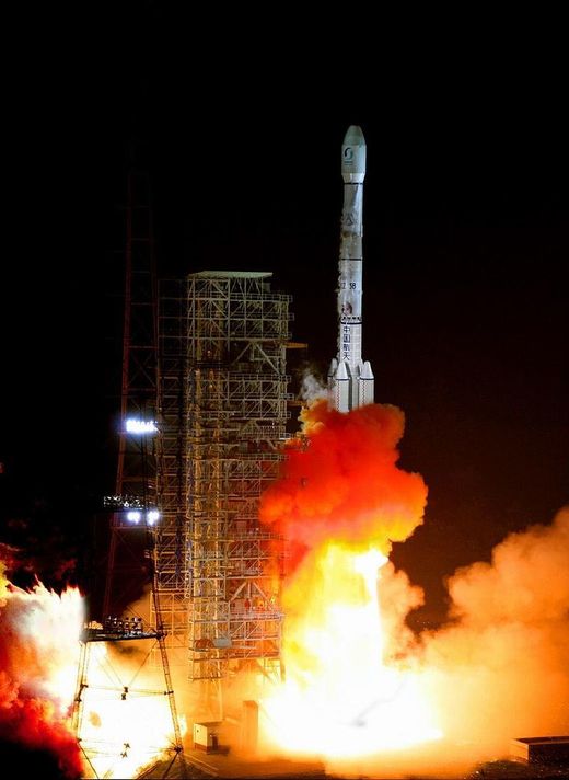China a lansat o sondă spațială cu scopul de a explora partea îndepărtată a Lunii
