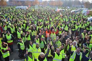Conturi social media pro-ruse, împotriva lui Macron. Mii de mesaje false, pentru a amplifica protestele „vestelor galbene”
