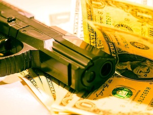 Jaf la o agenție bancară din Craiova: o persoană cu fața acoperită și un obiect care părea a fi pistol a furat o sumă de bani din casierie