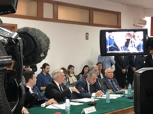LIVE TEXT GALERIE FOTO Guvernatorul Isărescu a venit în Senat: ROBOR nu a fost manipulat. OUG 114 e un impozit pe politica monetară, ne leagă de mâini