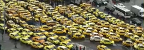 FOTO Taximetriștii protestează, din nou, în fața Guvernului față de Uber și Taxify, mii de mașini blocate în fața Palatului Victoria UPDATE Reacția Uber