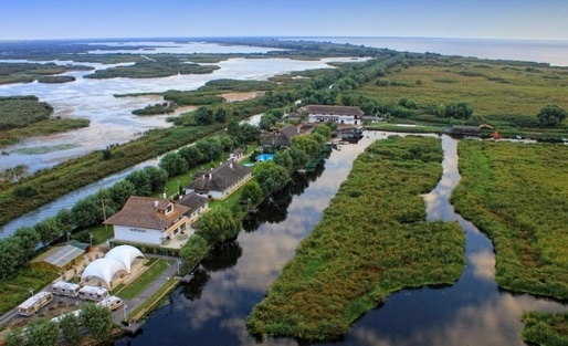 FOTO Complexul turistic "Holbina Trei Bibani" din Delta Dunării, pus în vânzare de la 3 milioane de euro