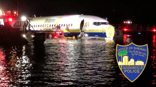 Un Boeing 737 a ratat aterizarea, ajungând în râul St. Johns din Florida. 21 de oameni, răniți