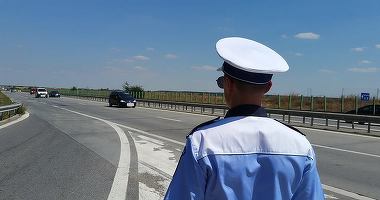 FOTO Vaslui: O femeie a ajuns la spital după ce a fost lovită de o bară căzută dintr-un TIR; bara a străpuns parbrizul mașinii în care femeia se afla cu soțul său