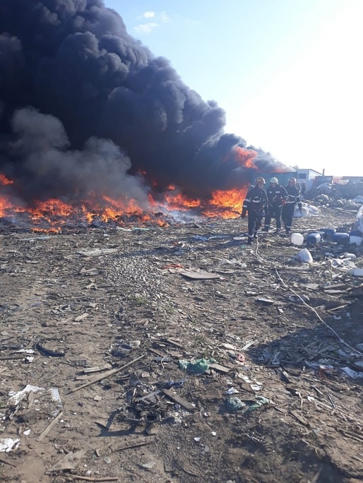 VIDEO Incendiu la un depozit de deșeuri din Bihor