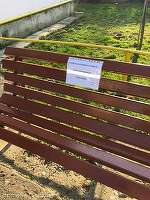 Locuitorii din Cisnădie nu mai au voie să se așeze pe băncile din oraș