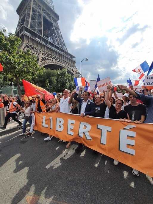 VIDEO Franța: Aproximativ 140.000 de persoane au manifestat împotriva permisului sanitar