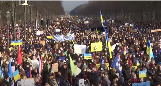 VIDEO Cel puțin 100.000 de persoane pe stradă la Berlin în semn de solidaritate cu Ucraina