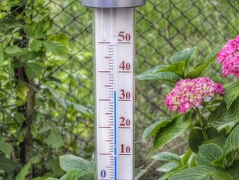 Valul de căldură se menține în zonele joase din vestul, sudul și, local, în estul țării. Cod portocaliu de vijelii puternice în Maramureș, Transilvania, Oltenia, nord-vestul Munteniei, Moldova, Crișana și la munte, până sâmbătă seară
